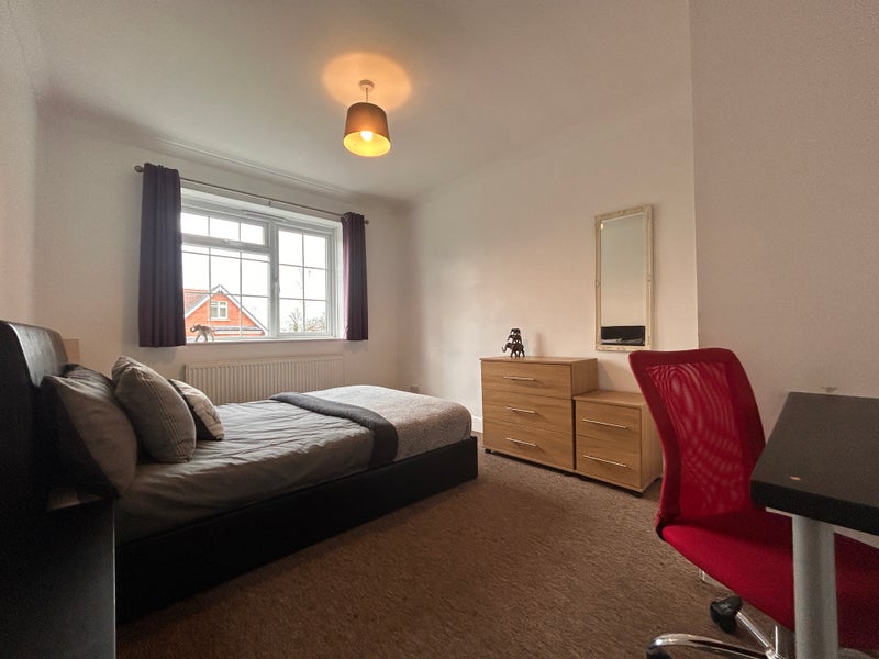 Photo 1: Room 2 - Spacious Double -