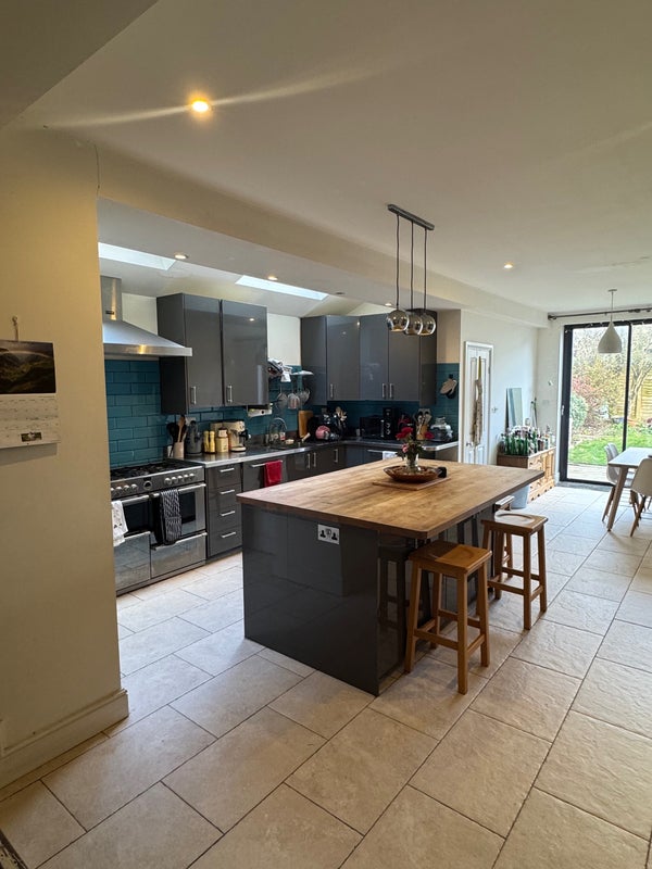 Photo 1: Kitchen/dining area