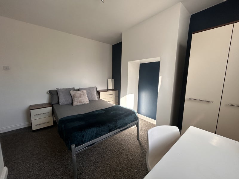 Photo 1: Room 4 - Double Ensuite £750