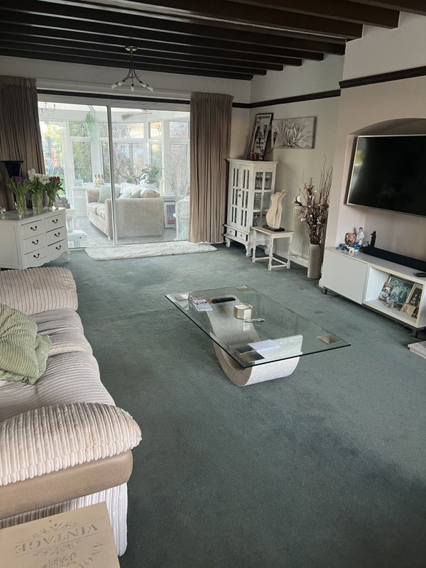 Photo 1: Lounge area 