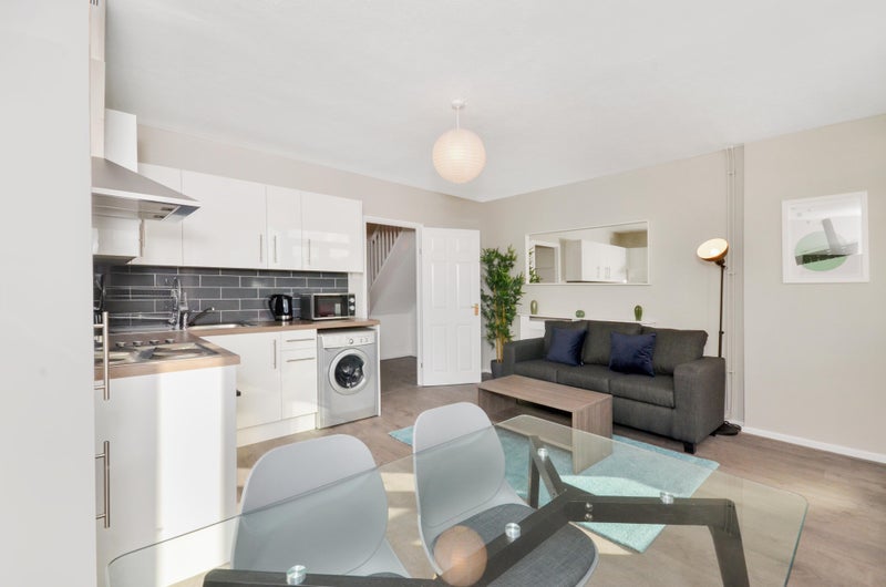 Photo 1: Lounge - Diner