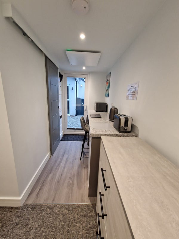 Photo 1: STUDIO - 6A VICTORIA ROAD 