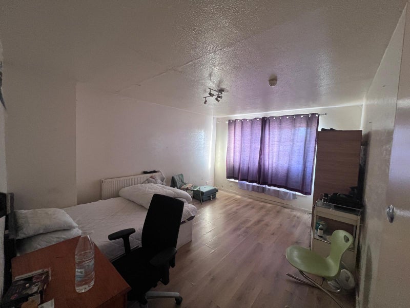 Photo 1: Large Double Bed Room