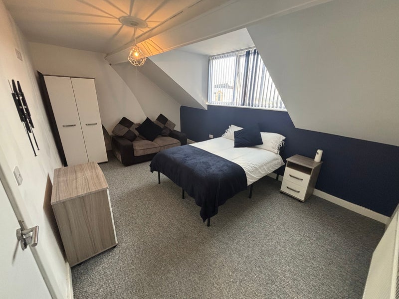 Photo 1: Double Bedroom 5