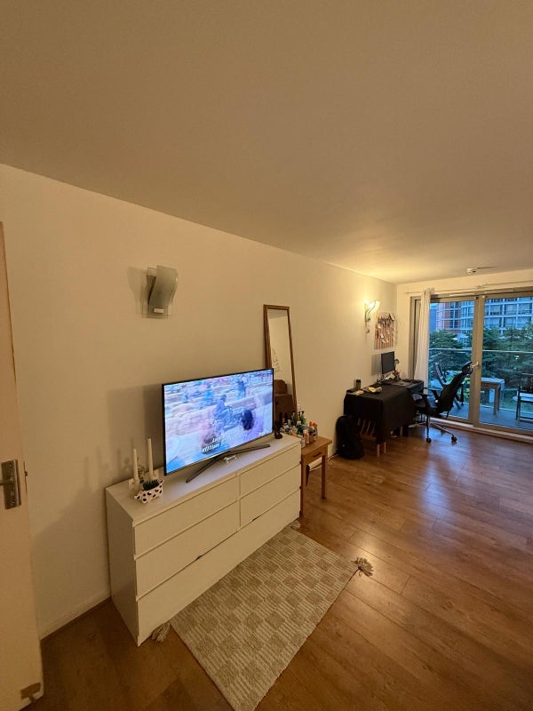 Photo 1: Room 2 with a balcony.