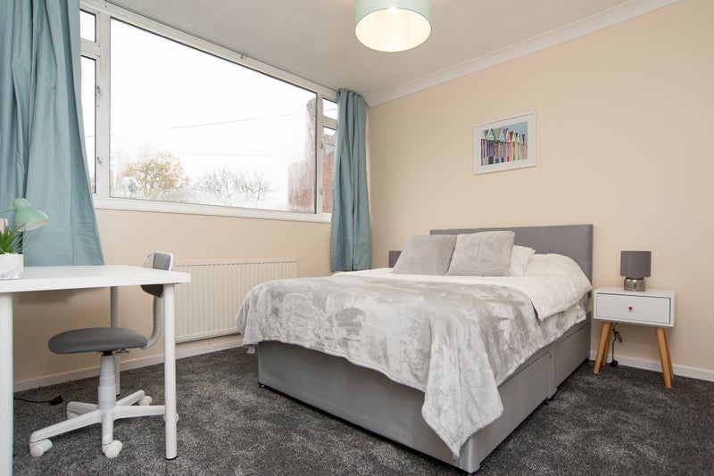 Photo 1: Room 1 £1,000(+£125 for bills)