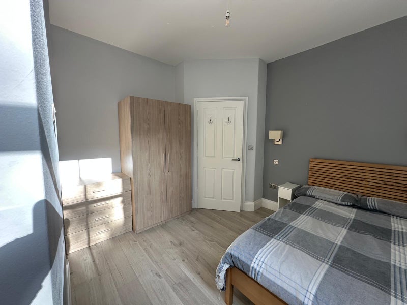 Photo 1: Room for rent