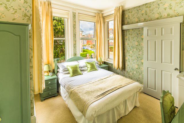 Photo 1: Double en suite