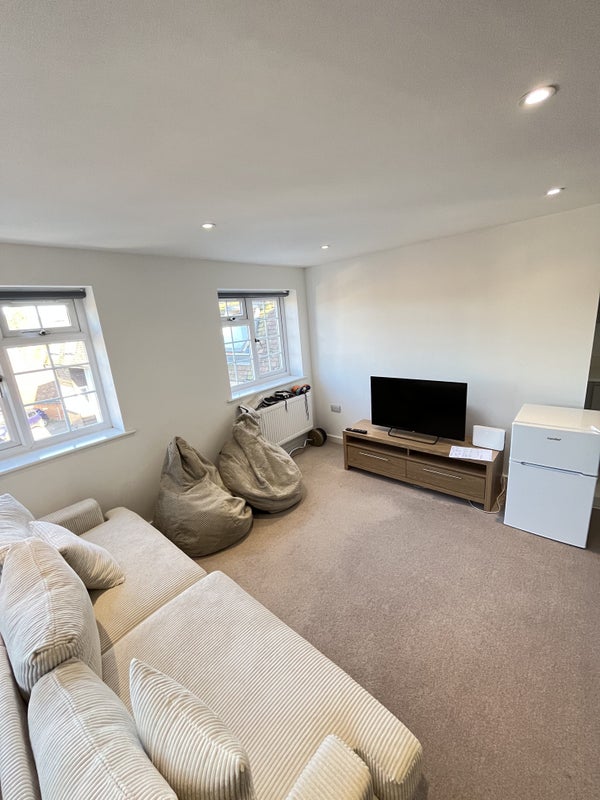 Photo 1: Living space 