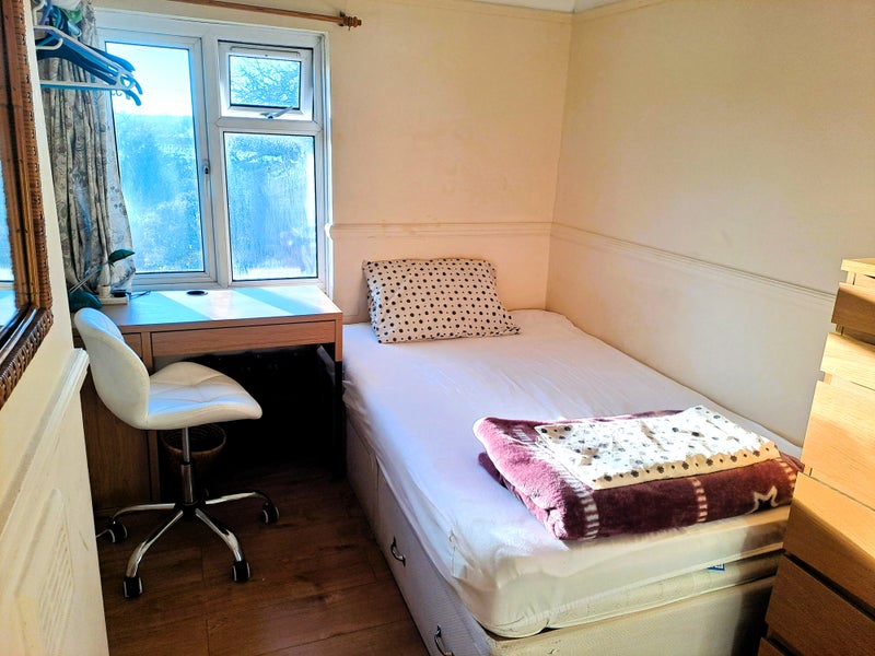 Photo 1: Room to let