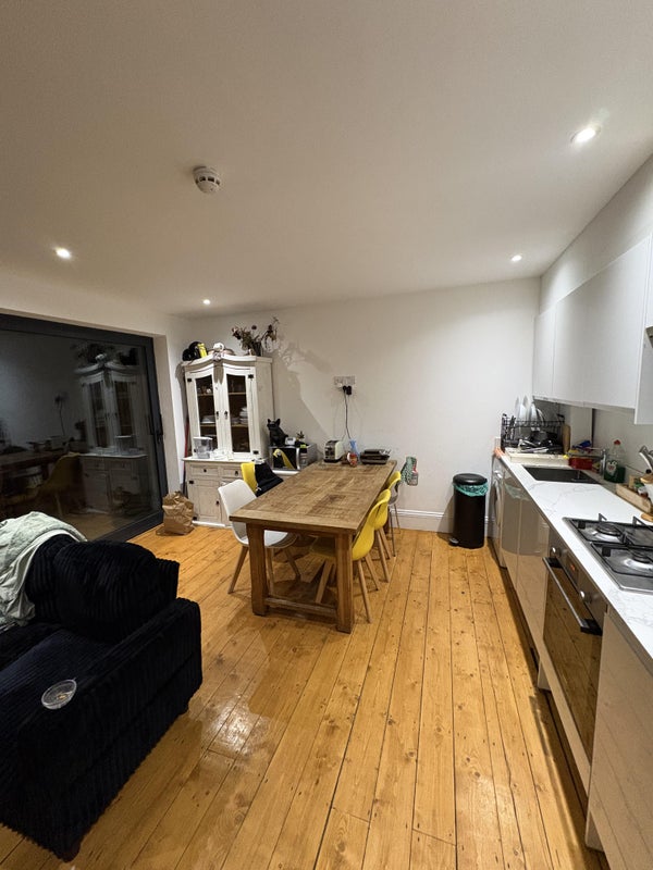 Photo 1: kitchen/living room