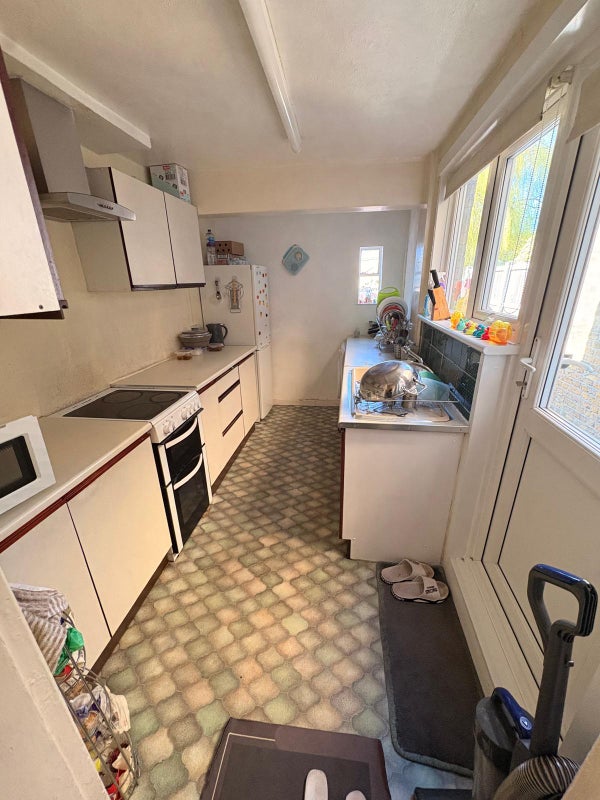 Photo 1: Shared kitchen 