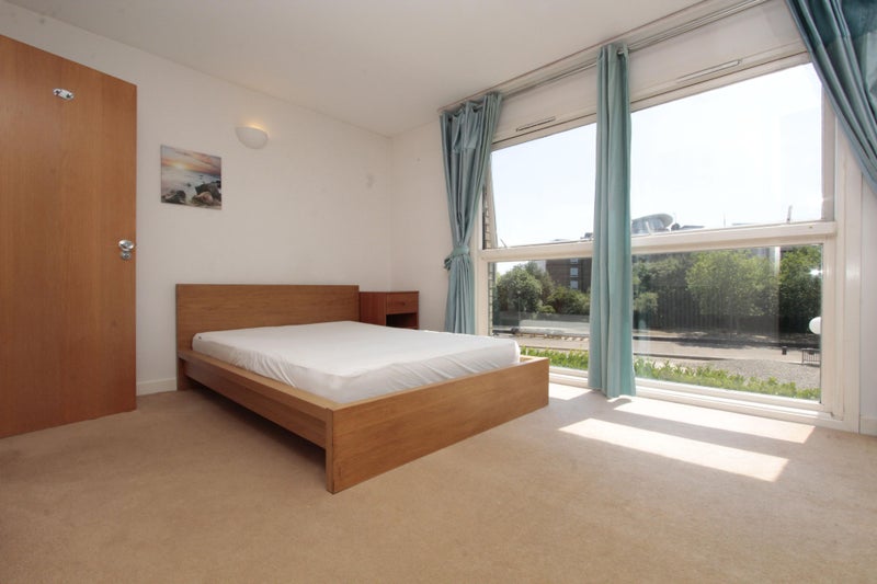 Photo 1: Room 2: £320 per week - En-suite Double room couples are welcome - £1,386 per month