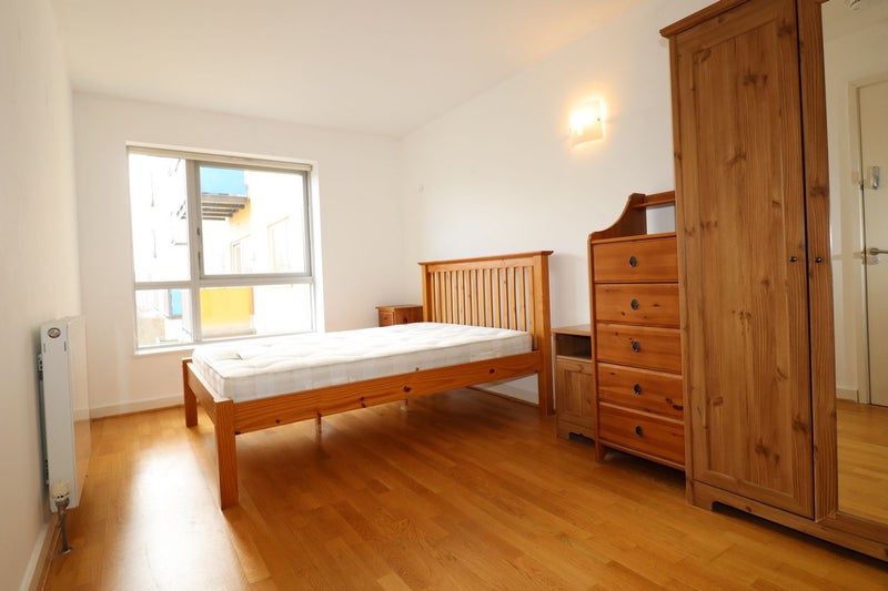 Photo 1: Room 1: £300 per week - En-suite Double room couples are welcome - £1,300 per month