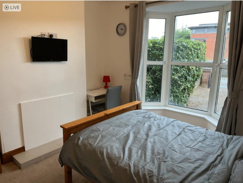 Photo 1: Bedroom 1 (Pic 1)