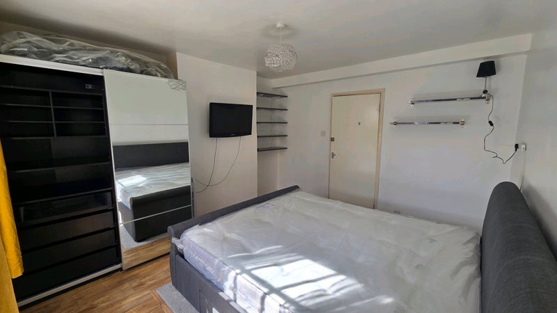 Photo 1: Room angle 1