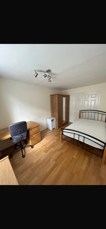 Photo 1: Bedroom plenty of space. 