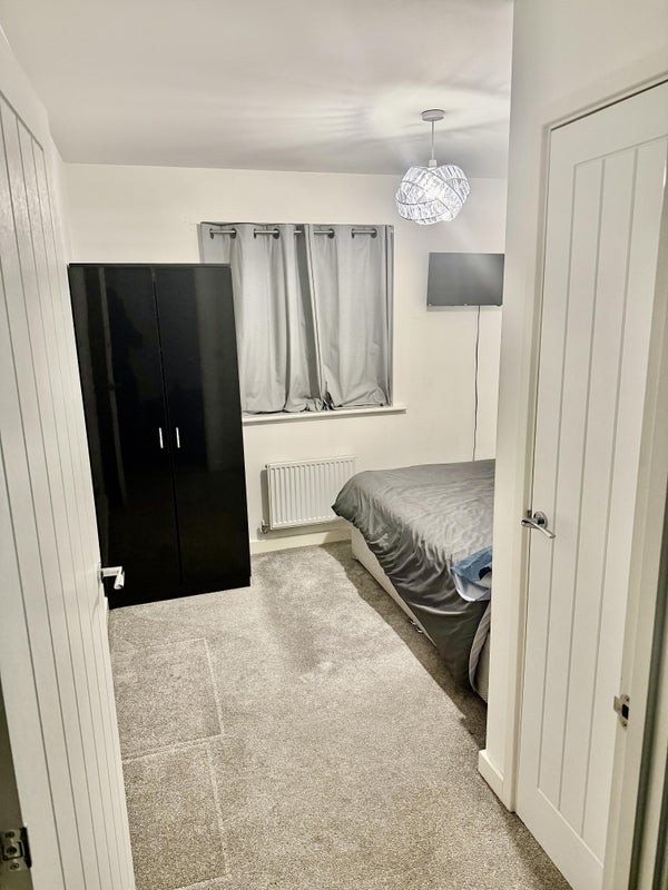 Photo 1:  Bedroom pic 1