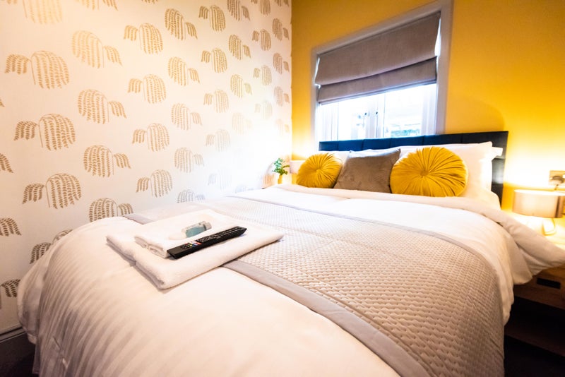 Photo 1: Room 15 Ensuite