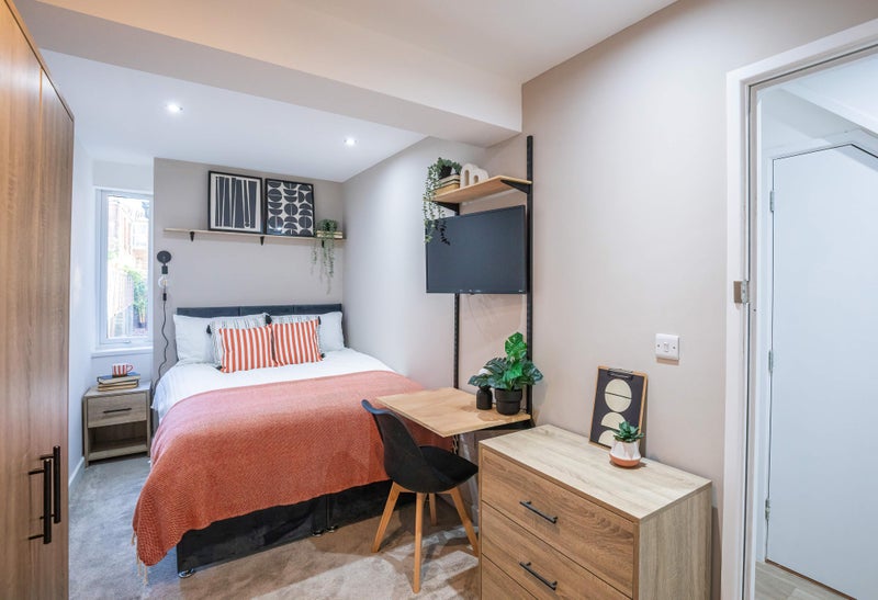 Photo 1: ROOM 2 WITH ENSUITE £695