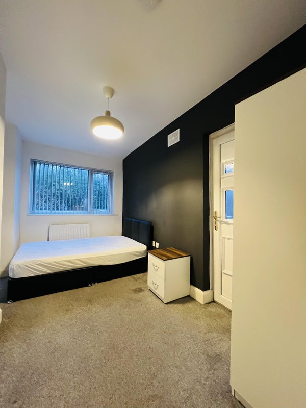 Photo 1: Room 2 Professional En Suite