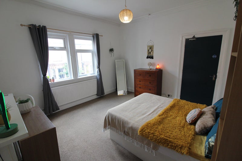 Photo 1: Room 5 (available - angle 1)