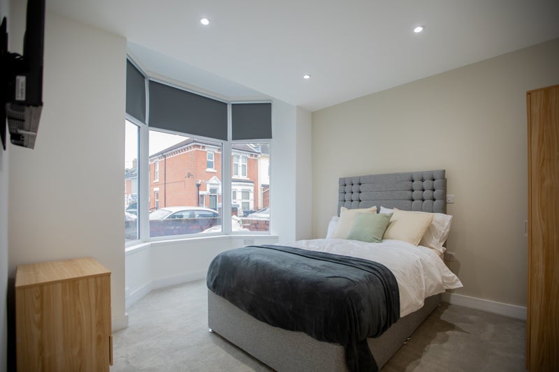 Photo 1: ROOM 1 WITH ENSUITE £695 - £200 CASHBACK