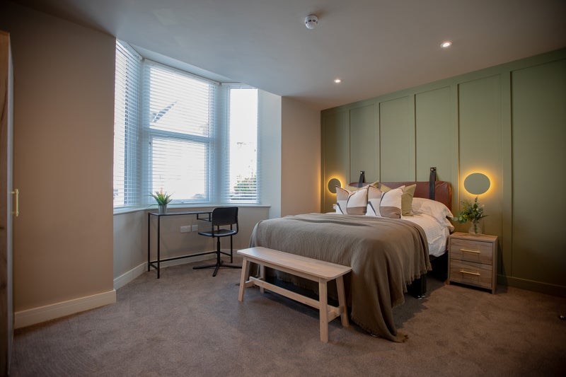 Photo 1: ROOM 1 WITH ENSUITE £800