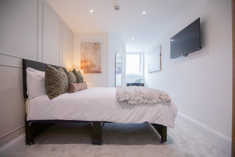 Photo 1: ROOM 4 WITH ENSUITE £700