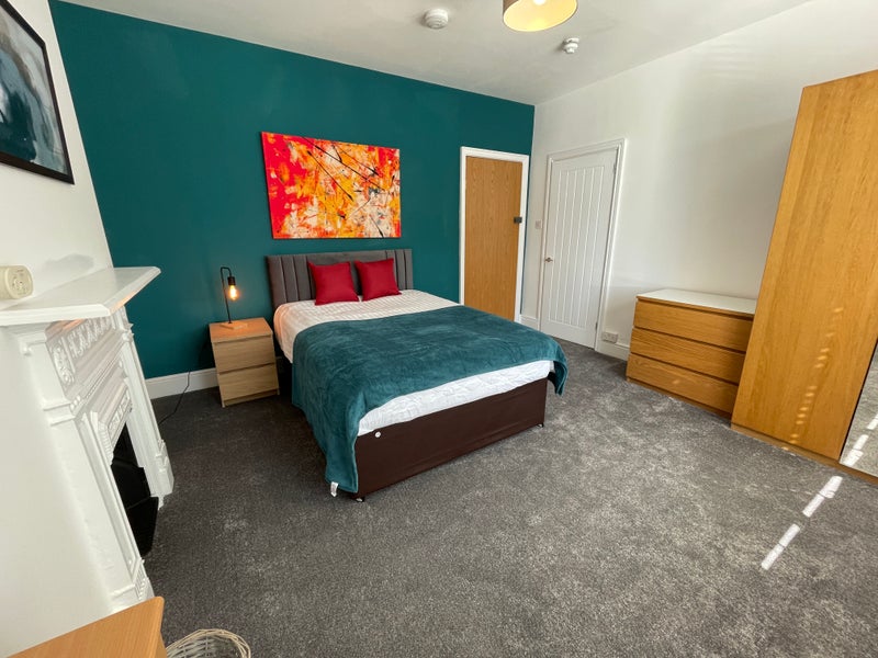 Photo 1: ROOM 4 - large, double, ensuite, desk