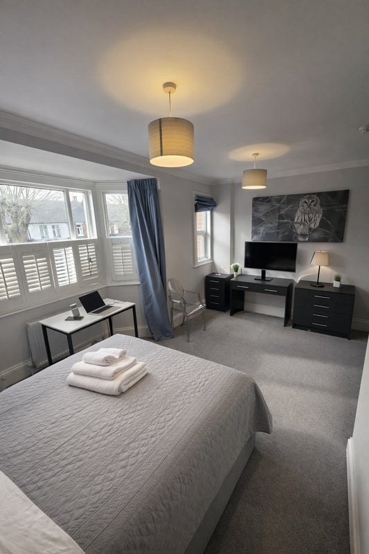 Photo 1: FF - Spacious En-suite Bedroom