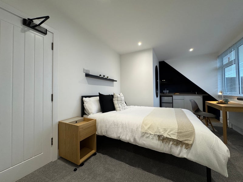 Photo 1: Room 8 - Spacious