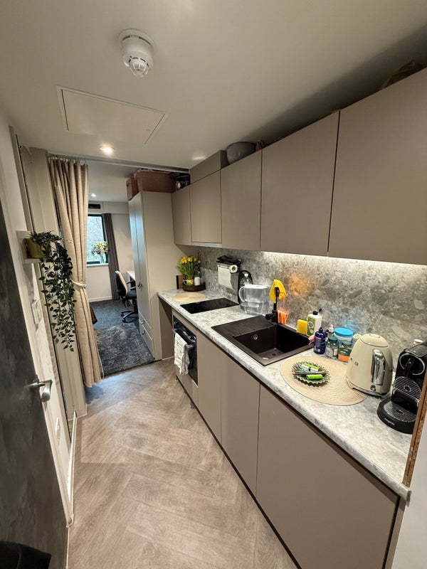 Photo 1: 4 cupboards on top, 2 cupboards on the bottom, bins, fridge, freezer, hob, microwave-oven