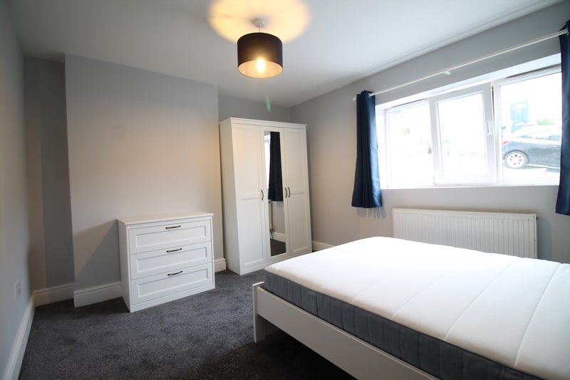 Photo 1: Bedroom