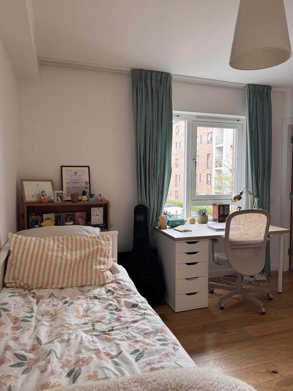 Photo 1: Spacious room