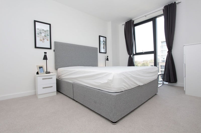 Photo 1: Room 1: £300 per week - En-suite Double room couples are welcome - £1,300 per month