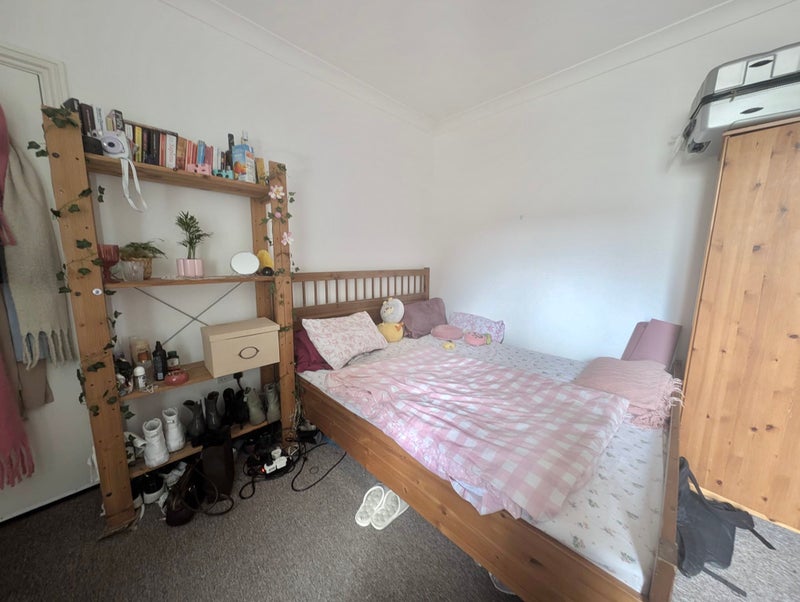 Photo 1: Room with Double Bed