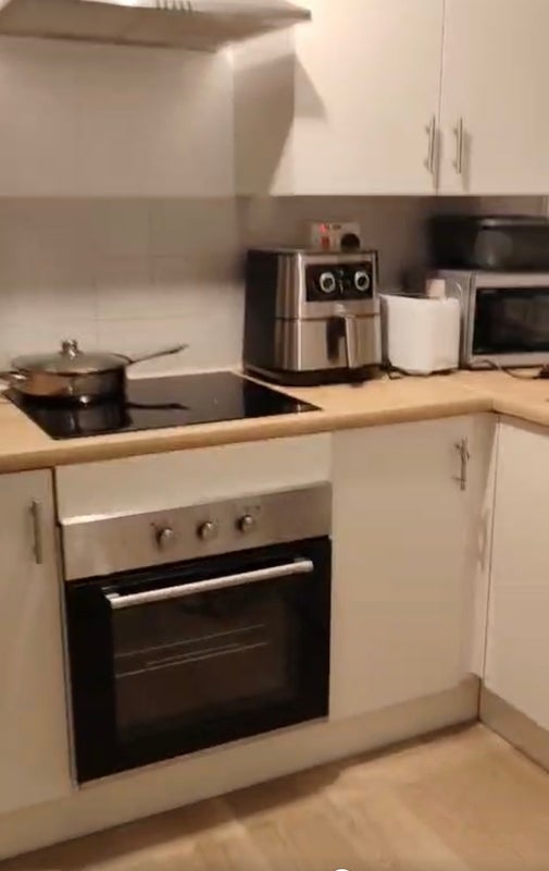 Photo 1: fully furnished kitchen - new