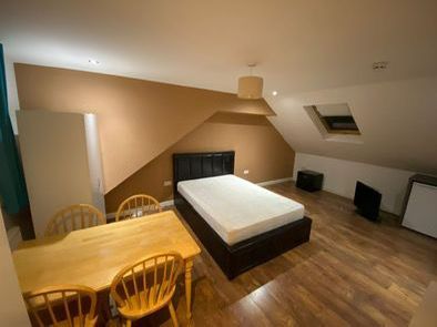 Photo 1: 1200 per month big studio 