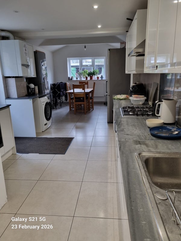 Photo 1: Shared double kitchen