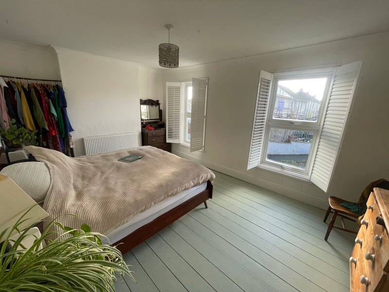 Photo 1: Master bedroom to rent