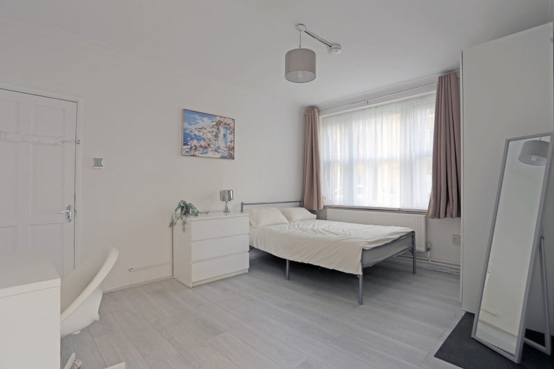 Photo 1: Master Bedroom - £1100 Per Month