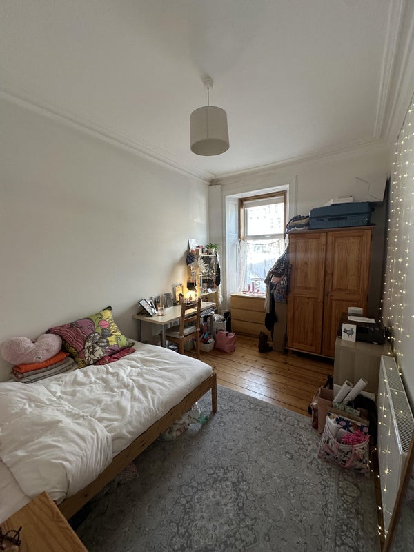 Photo 1: Available room 1/2