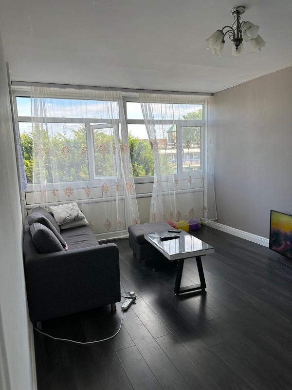 Photo 1: Spacious living room