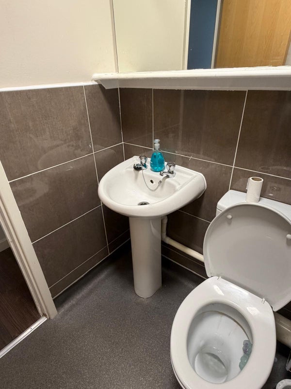 Photo 1: Private en suite bathroom 