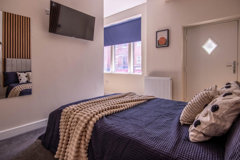 Photo 1: Studio Room