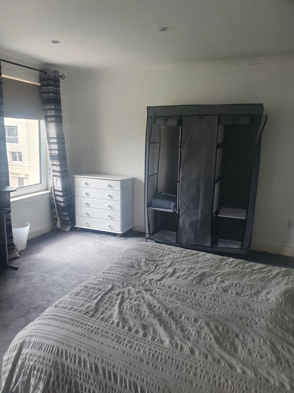 Photo 1: bedroom 1 available