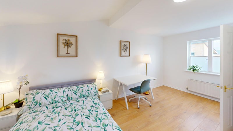 Photo 1: Gorgeous fresh room with no neighbours on any of the walls. Fully furnished to the highest standards