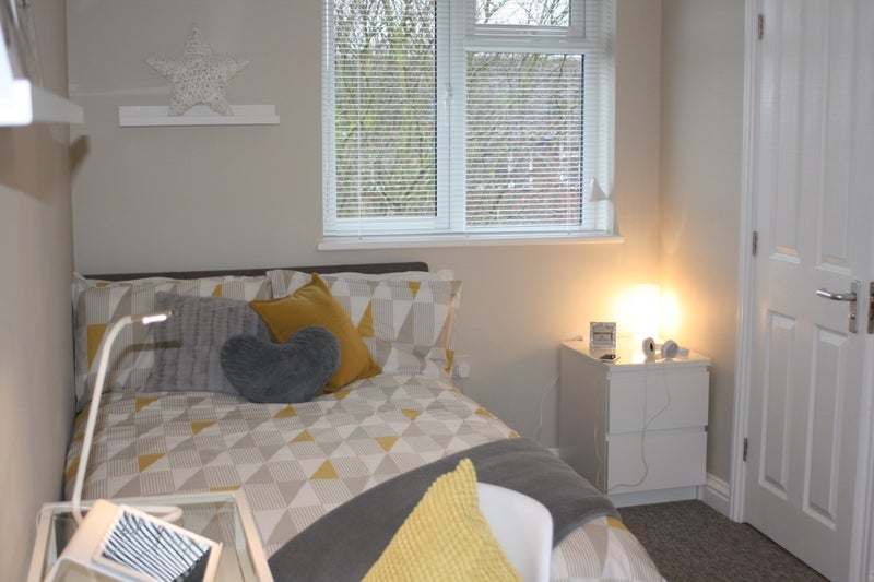 Photo 1: Modern Large Spacious Double En-Suite 