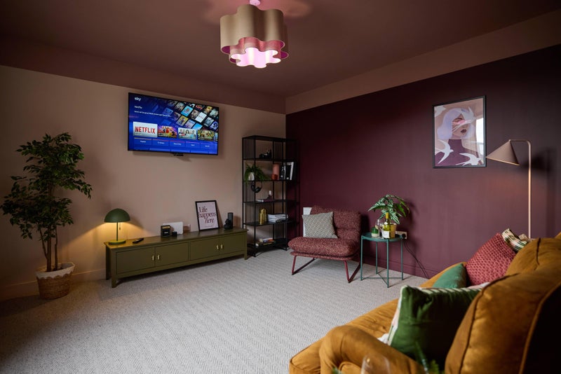 Photo 1: Communal living room TV and Netflix